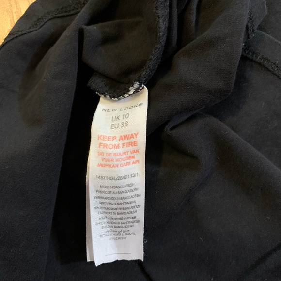 ❌SOLD❌ 🌻 2/$10 New Look London black peplum top - Picture 4 of 7